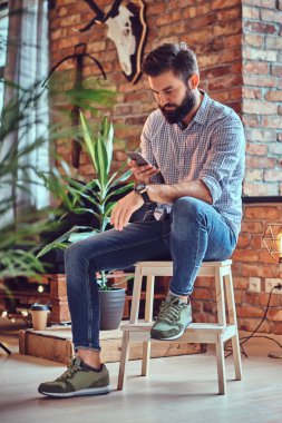 Casual erkek Smartphone kullanarak
