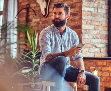 Casual erkek Smartphone kullanarak