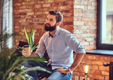 Adam bir odada kahve içer 