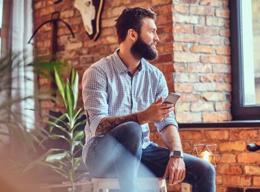 Çekici sakallı casual erkek 