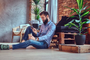 Smartphone kullanarak şık sakallı erkek