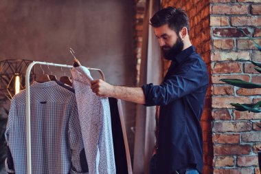 Çekici sakallı dövmeli erkek 