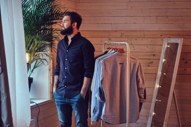 Çekici sakallı dövmeli erkek 