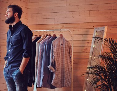 Çekici sakallı dövmeli erkek 