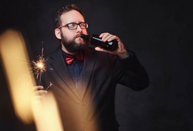 Şişman erkek zanaat bira içiyor 