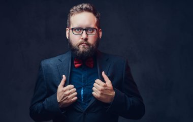 Ciddi tombul adam portresi stüdyo