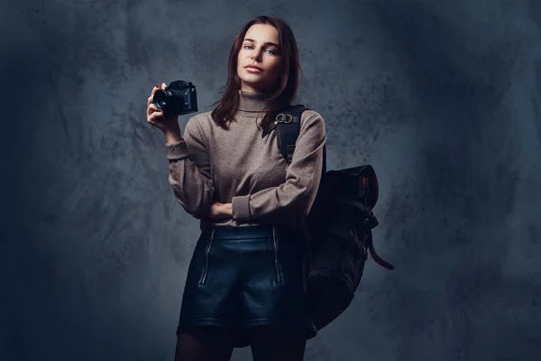 Bruneta žena drží kompaktní fotoaparát — Stock fotografie