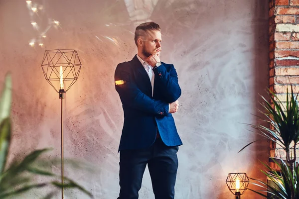 Stilvoller Mann im eleganten Anzug — Stockfoto