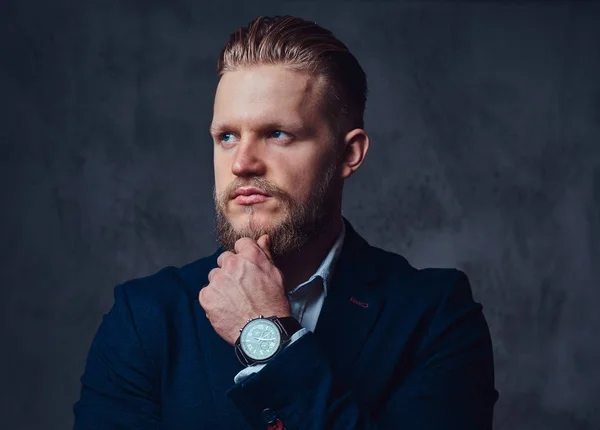 Retrato de homem barbudo loiro elegante — Fotografia de Stock