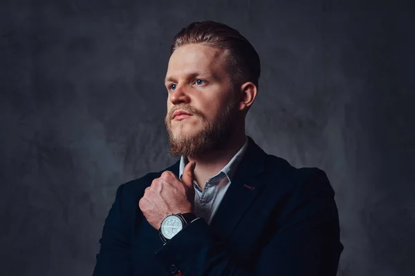 Portrait d'homme barbu vêtu d'un costume — Photo