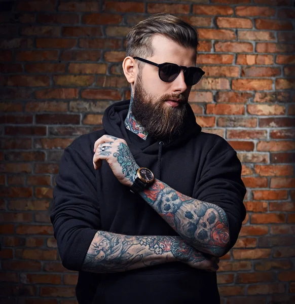 Moderne bebaarde hipster man met tatoeages — Stockfoto