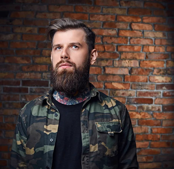 Moderno barbudo hipster macho con tatuajes —  Fotos de Stock