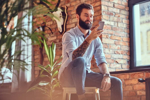 Gelegenheitsmännchen nutzt Smartphone — Stockfoto