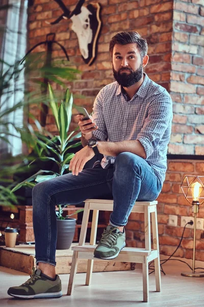 Casual masculino usando smartphone — Foto de Stock