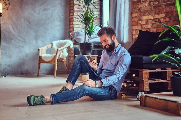Стильный бородатый мужчина с помощью смартфона — стоковое фото