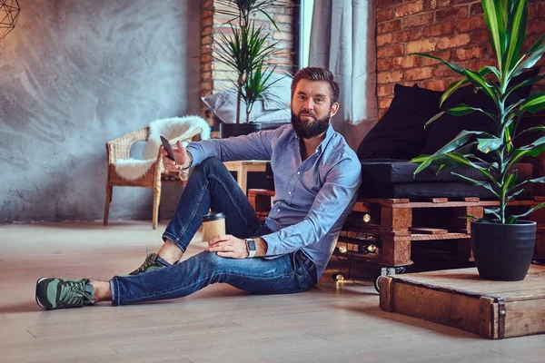 Stilvoller bärtiger Mann trinkt Kaffee — Stockfoto