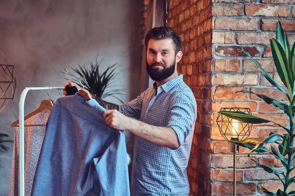 Γενειοφόρος άνδρας ταιριάζει στη μοντέρνα πουκάμισα — Φωτογραφία Αρχείου