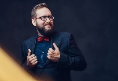 Gözlük şenlikli tombul erkek portresi