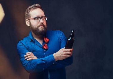 Şişman erkek zanaat bira içiyor 