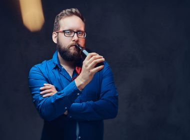 Şişman erkek zanaat bira içiyor 