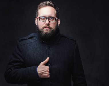 Ciddi tombul adam portresi stüdyo