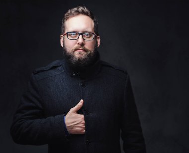 Ciddi tombul adam portresi stüdyo