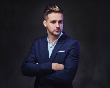 Bir takım elbise giymiş adam 