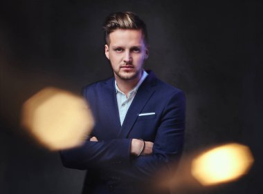 Bir takım elbise giymiş adam 