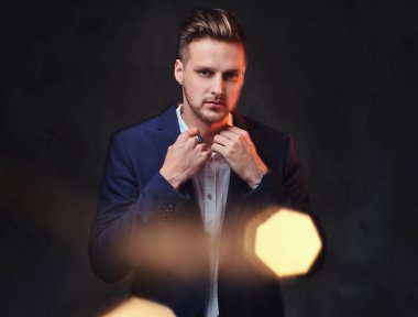 Bir takım elbise giymiş adam 