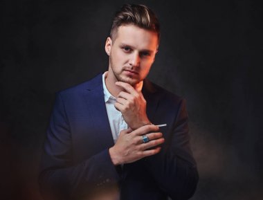 Bir takım elbise giymiş adam 