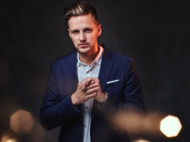 Bir çekici sarışın erkek 