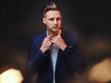 Bir çekici sarışın erkek 