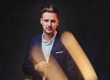 Bir çekici sarışın erkek 