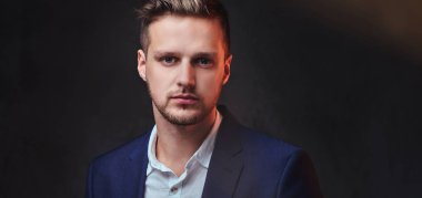 Çekici sarışın erkek bir takım elbise giymiş