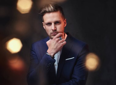 Çekici sarışın erkek bir takım elbise giymiş