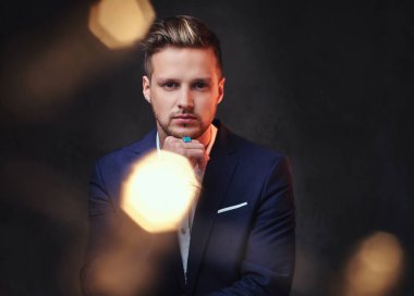 Çekici sarışın erkek bir takım elbise giymiş