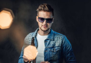 Zanaat bira ile pozitif sarışın adam.