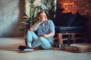 Sarışın şık erkek tam vücut görüntü