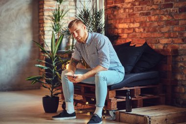 Sarışın şık erkek tam vücut görüntü