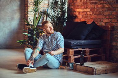 Sarışın şık erkek tam vücut görüntü