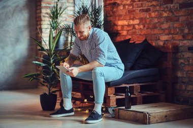 Sarışın şık erkek tam vücut görüntü