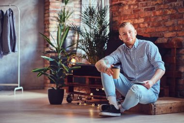 Şık erkek bir tablet PC'yi kullanma