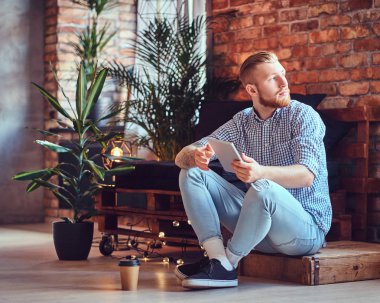 Sarışın şık erkek tam vücut görüntü