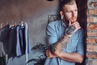 Sakallı bir modern erkek portresi