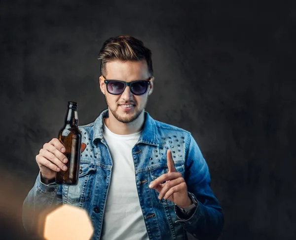 Positiver blonder Mann mit Craft Beer. — Stockfoto