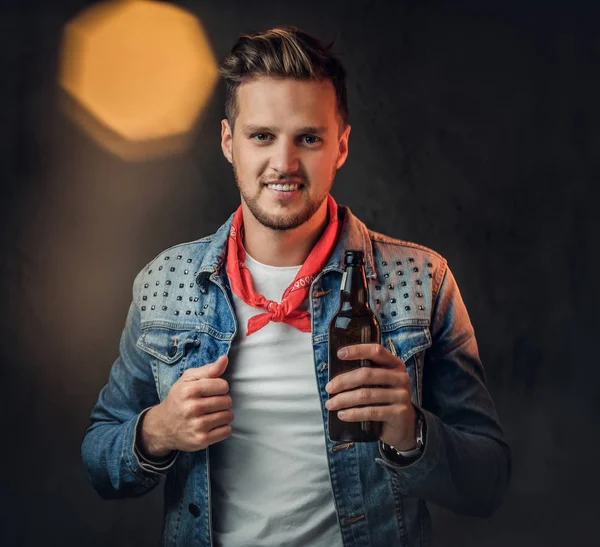 Homme tient une bouteille avec de la bière artisanale . — Photo