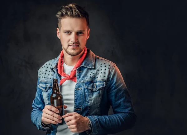 Homem segura uma garrafa com cerveja artesanal . — Fotografia de Stock