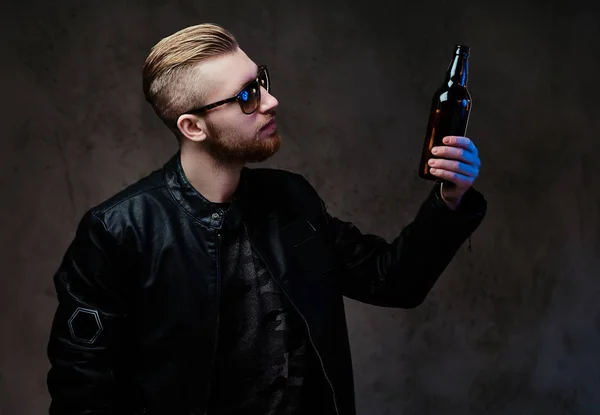 Male holds a bottle with craft beer. — Stock Photo, Image