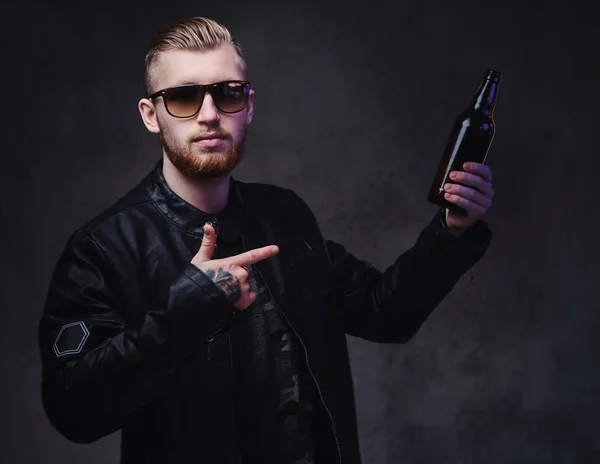 Male holds a bottle with craft beer. — Stock Photo, Image