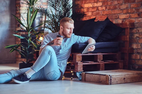 A imagem de corpo inteiro de macho loiro elegante — Fotografia de Stock